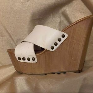 A very sexy shoe lm told in white & dark beige/ brown 61/2